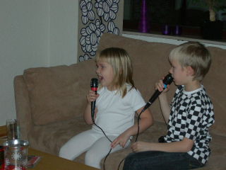 CherieOEliasSjungerSingStar2008